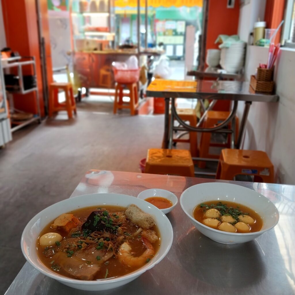 ホーチミン７区のバインカンクアBanh canh cua屋さん