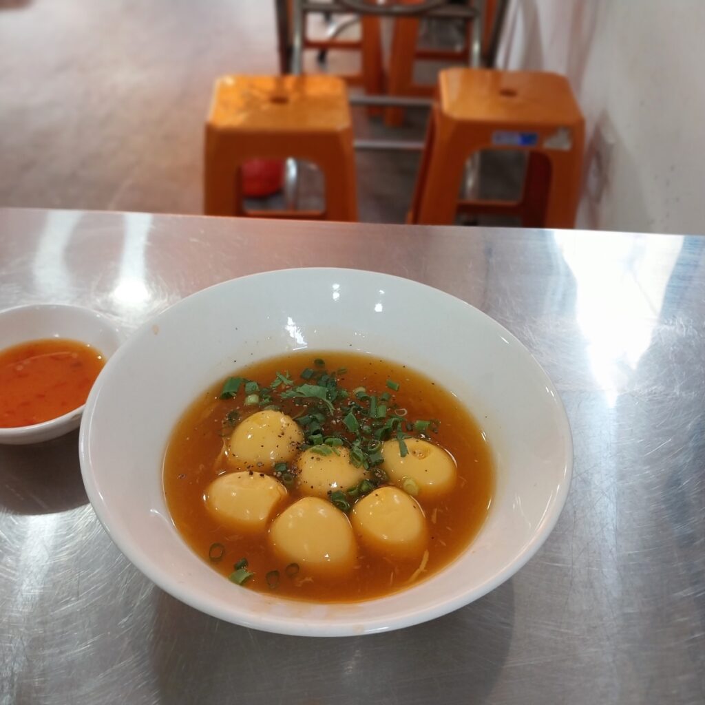 Banh canh cuaバインカンクア屋で鶉卵のトッピング