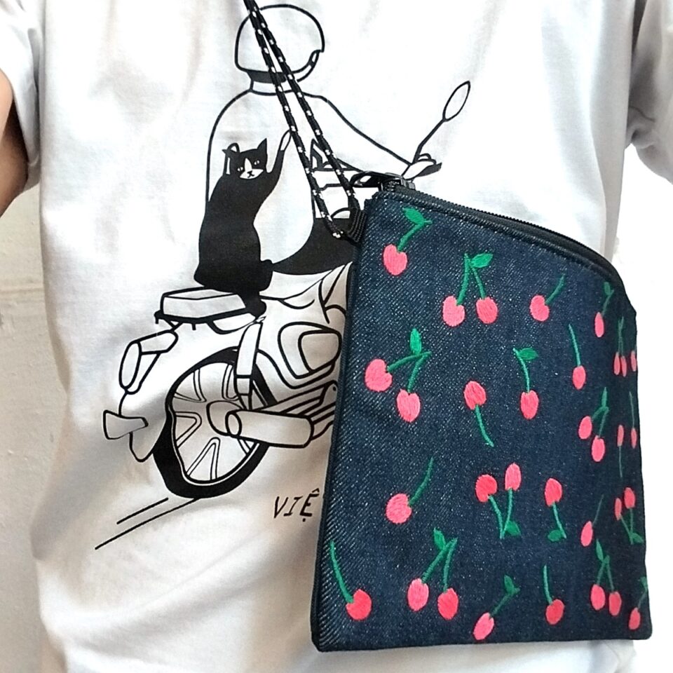 さくらんぼ刺繍のサコッシュ