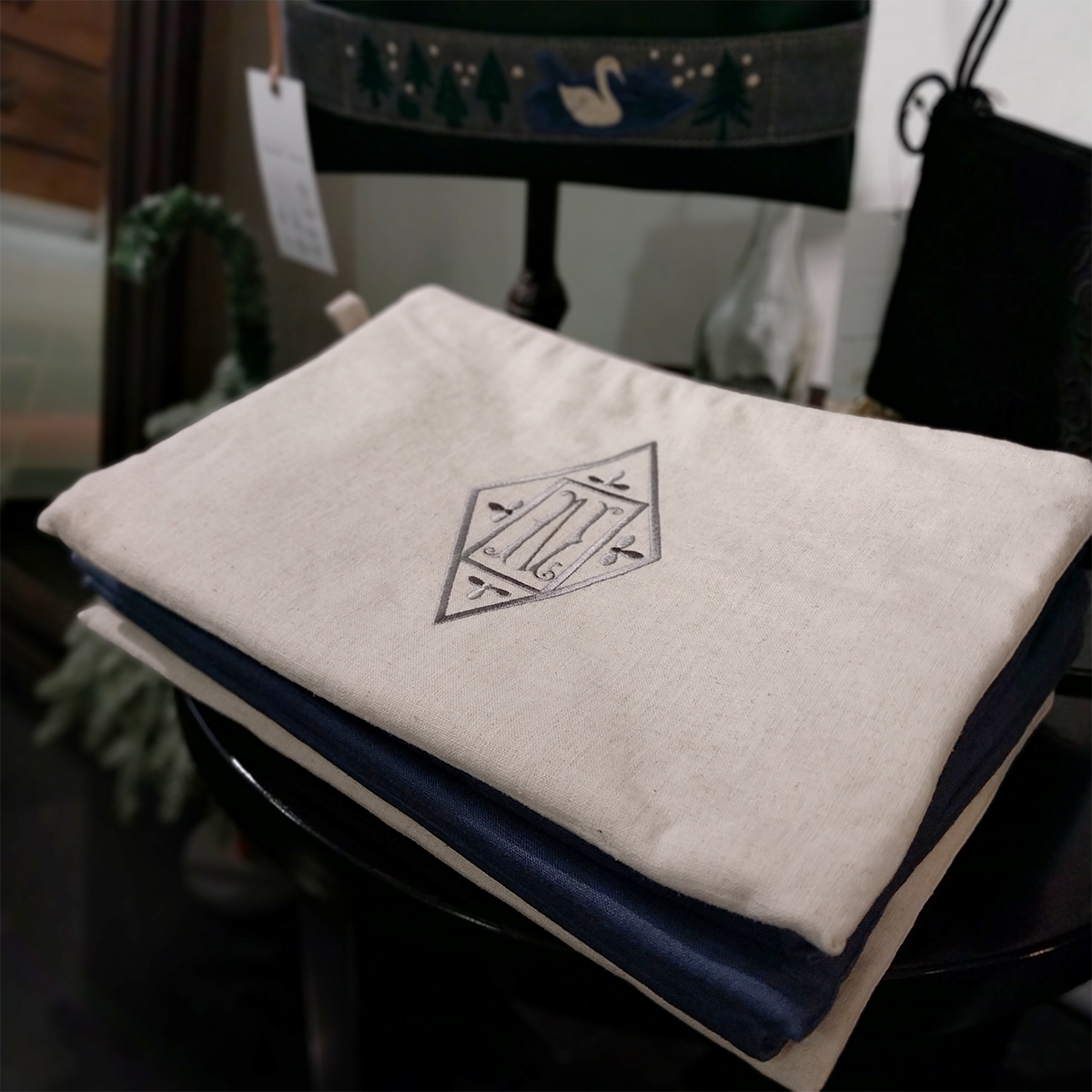 ショーコのイニシャル刺繍タブレットケース