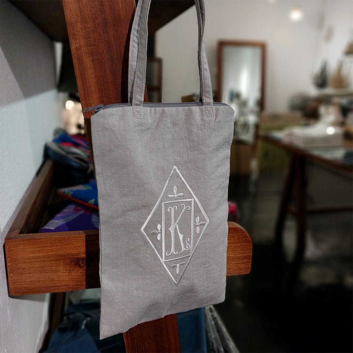 イニシャル刺繍がお洒落なトートバッグ